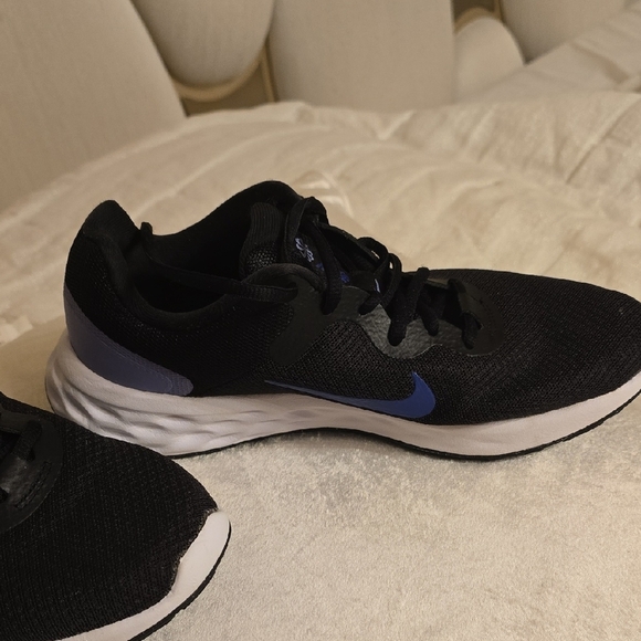 Nike Black and Blue Sneakers Running - Picture 9 of 10